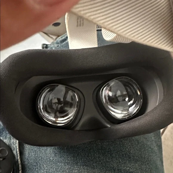 Meta Quest 3S+Batman Download with Controllers Fully functional With no Issues - Picture 3 of 9